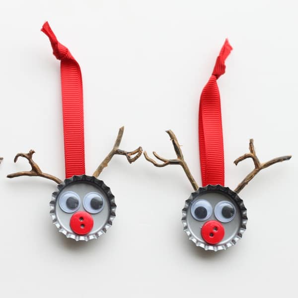 How ADORABLE are these bottle top Rudolph ornaments!